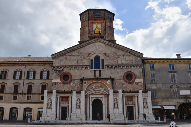 The Cattedrale di Santa Maria Assunta in Reggio Emilia is topped by a gold Madonna & Child which is considered a masterpiece.